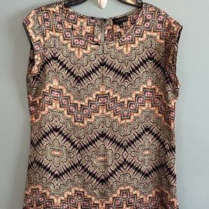SELLING THE LIMITED BLOUSE SIZE MED  AUTUMN 🍂 FLORAL SLEEVELESS PRE- OWNED